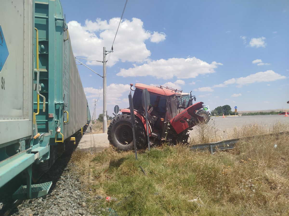 Şarkışla'da Yük Treni Traktöre Çarptı: 1 Yaralı
