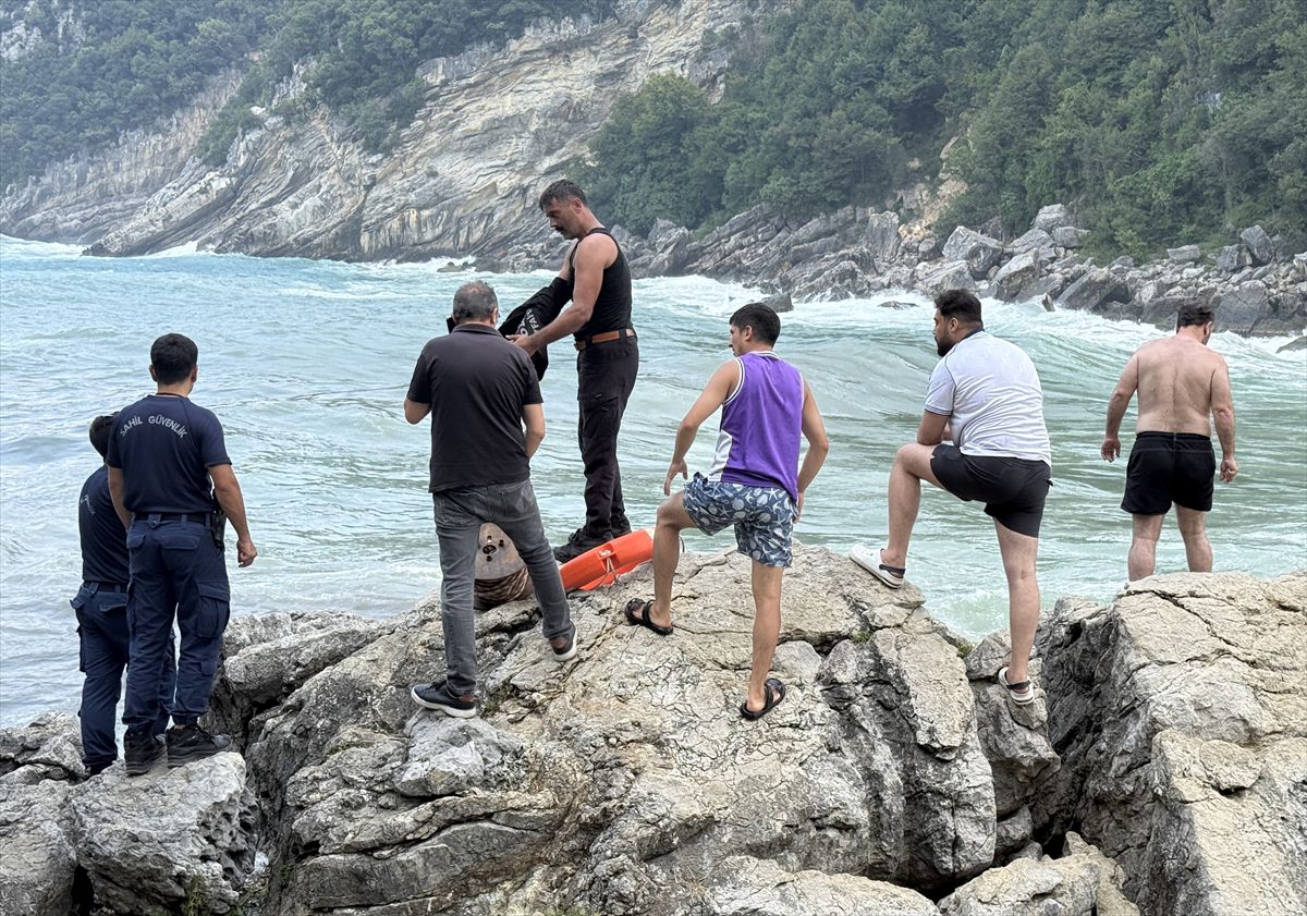 Zonguldak'ta Dalgalı Denizde Mahsur Kalan 7 Kişi Kurtarıldı