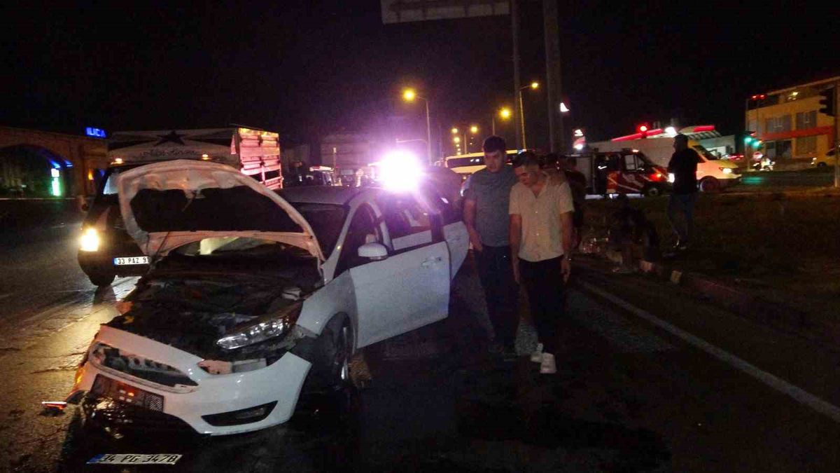 Manavgat'ta İki Otomobil Çarpıştı: 2 Yaralı