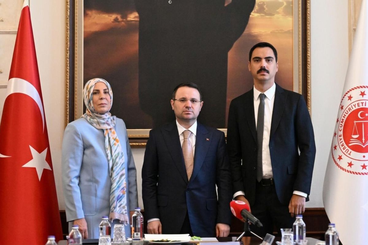 Bakan Gürlek, Yazıcıoğlu ailesiyle görüşüyor! İşte ilk kareler