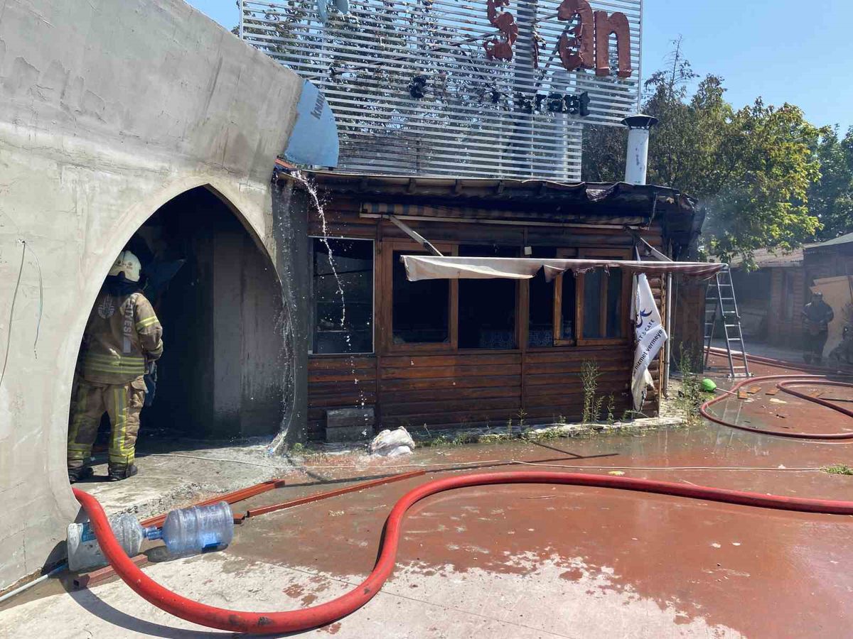 Bakırköy’de tadilattaki kafeden alevler yükseldi