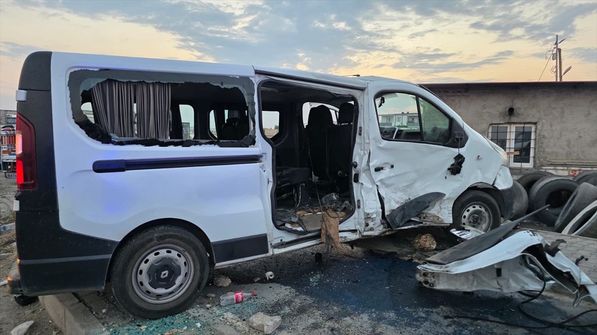 Batman’da İki Minibüs Çarpıştı: 2’si Ağır 9 Yaralı