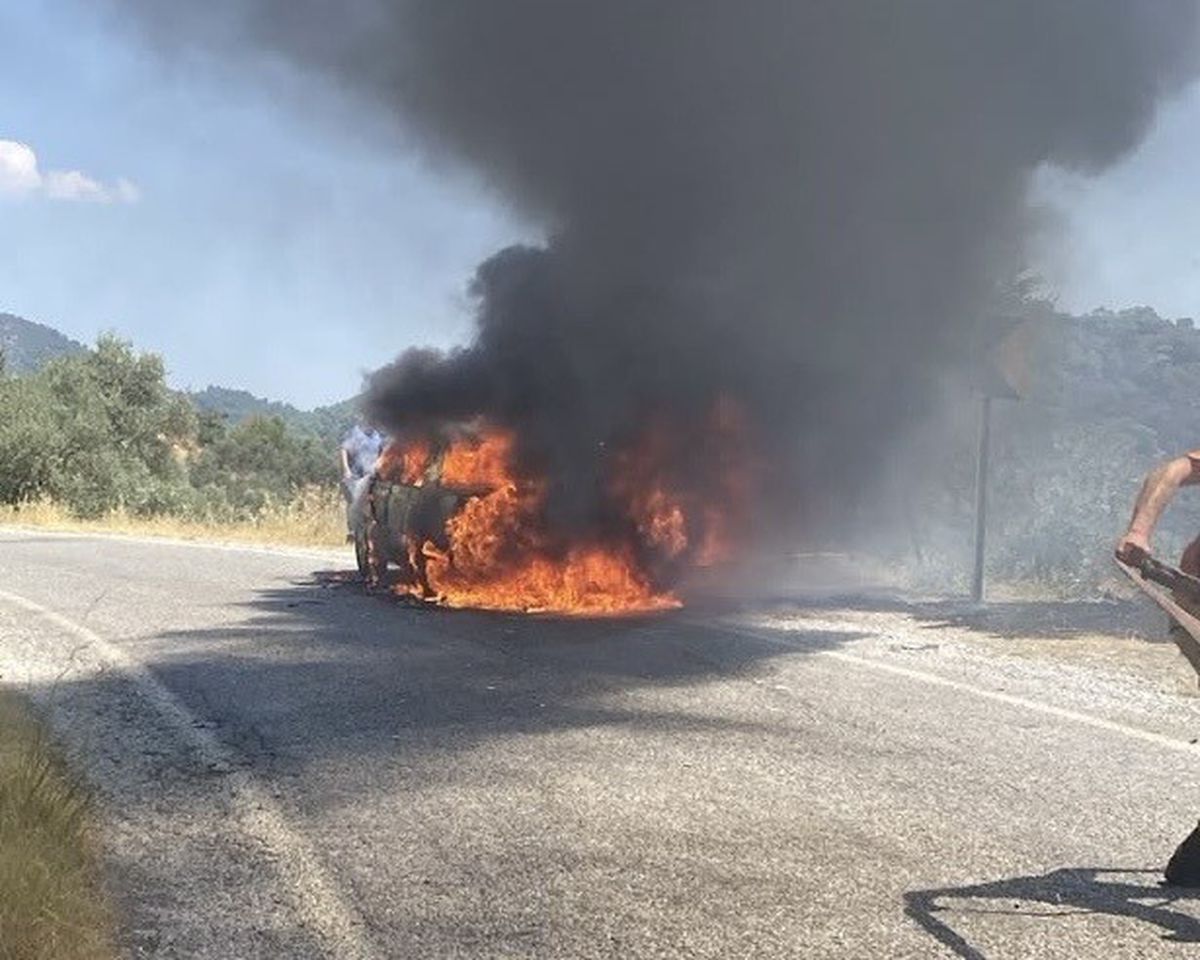 Bayındır'da Seyir Halindeki Otomobil Alev Alev Yandı