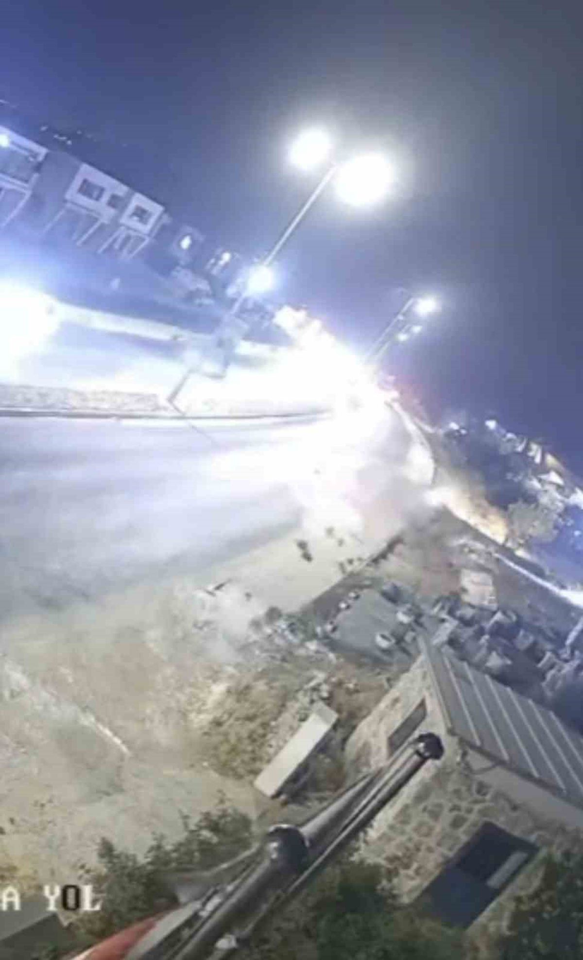 Bodrum'da Kontrolden Çıkan Otomobil Kamyonete Çarpıp AVM Otoparkına Yuvarlandı