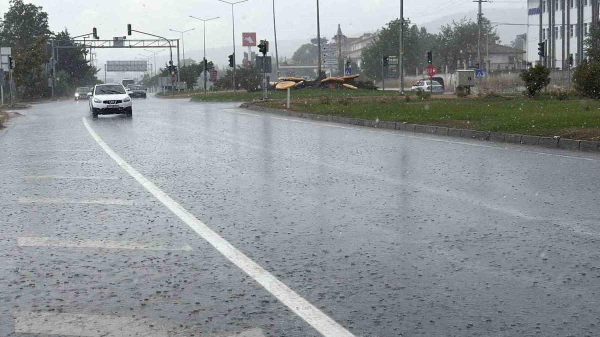 Bolu'da Sağanak Trafiği Olumsuz Etkiledi