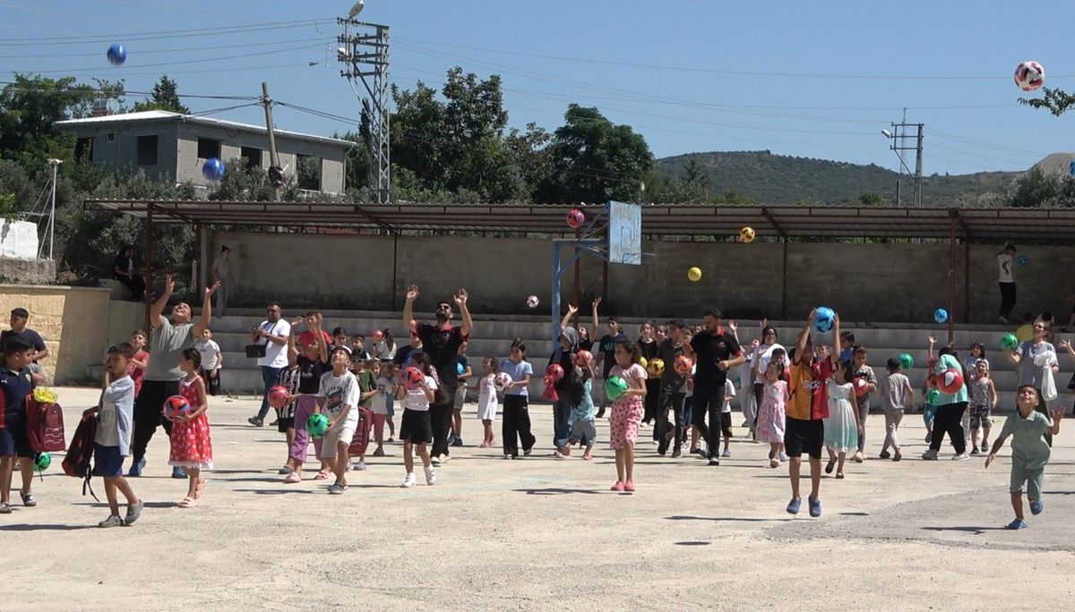Gönüllü Sanayi Esnafı Köy Okulunda Öğrencileri Sevindirdi