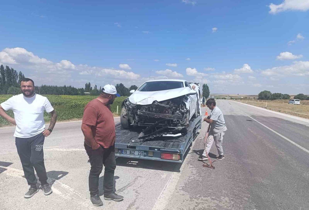 Alaca'da Pikap-Otomobil Çarpıştı: 2 Yaralı