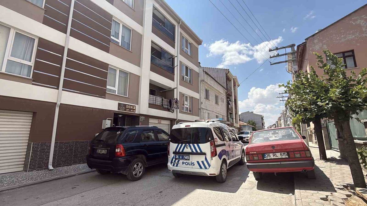 Eskişehir'de Pencereden Düşen Çocuk Hastaneye Kaldırıldı