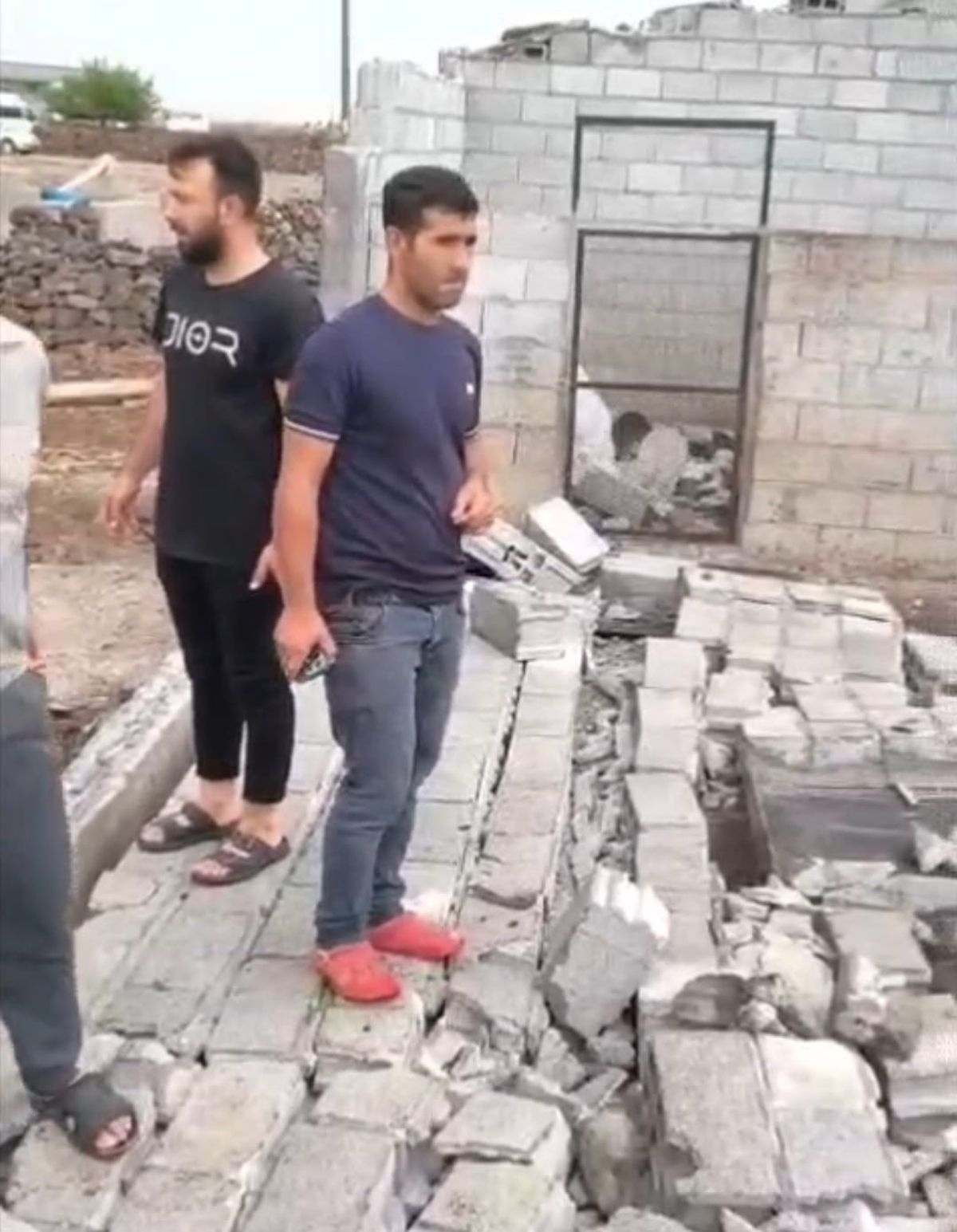 Diyarbakır'da Şiddetli Rüzgar Ahırı Yıktı: 2 Çocuk Yaralandı