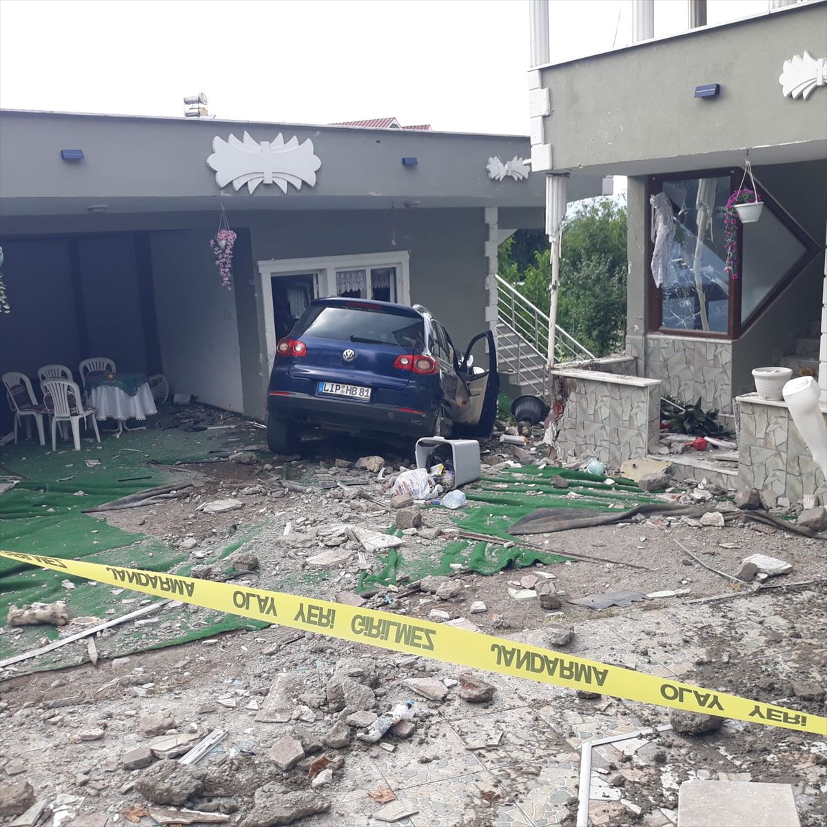 Düzce'de otomobil eve çarptı: Sürücü yaralandı