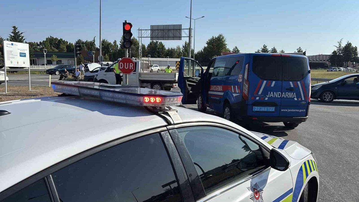 Kavşakta İki Otomobil Çarpıştı: 2 Yaralı