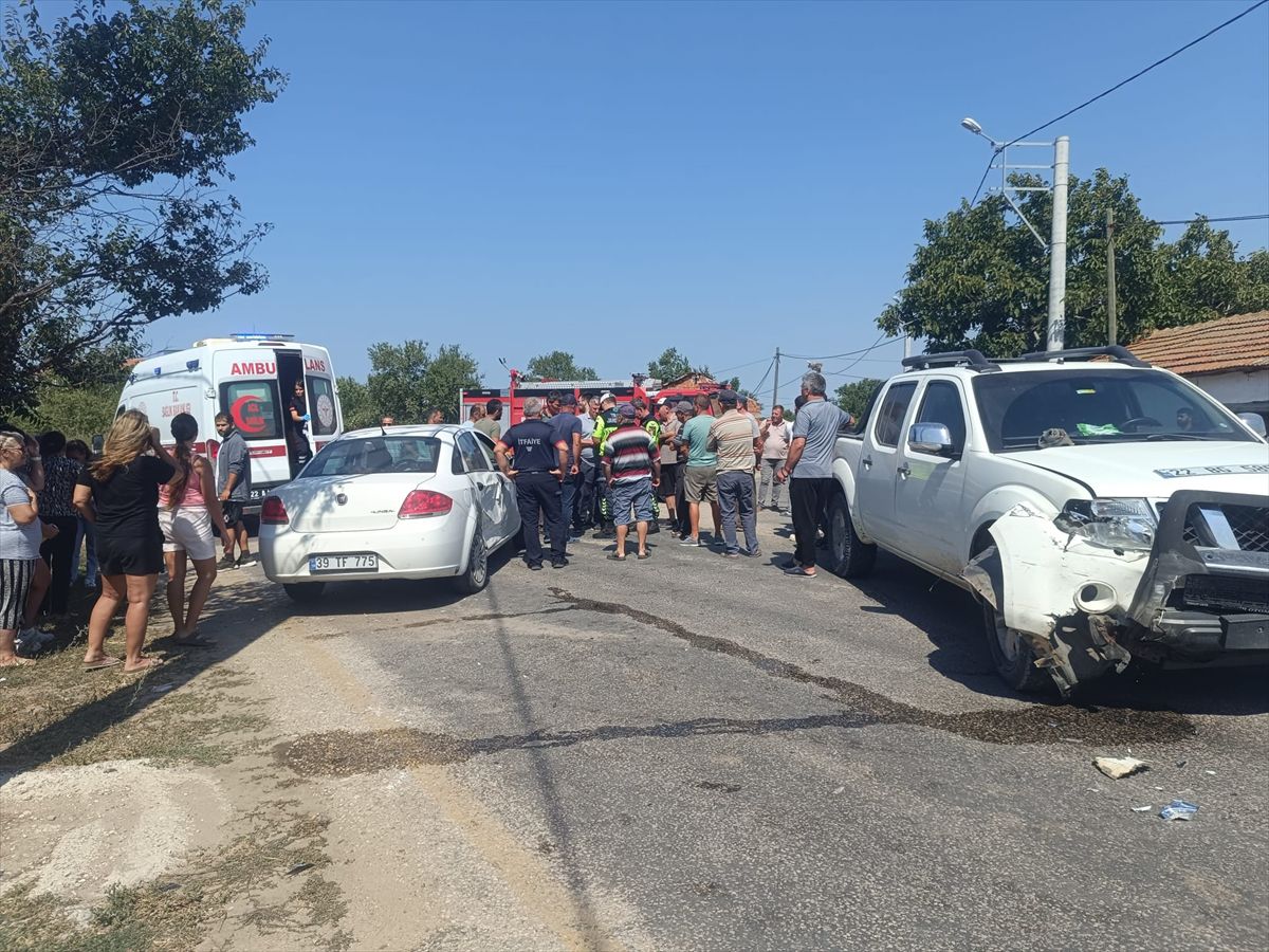 Enez'de kamyonet ile otomobil çarpıştı: 3 yaralı