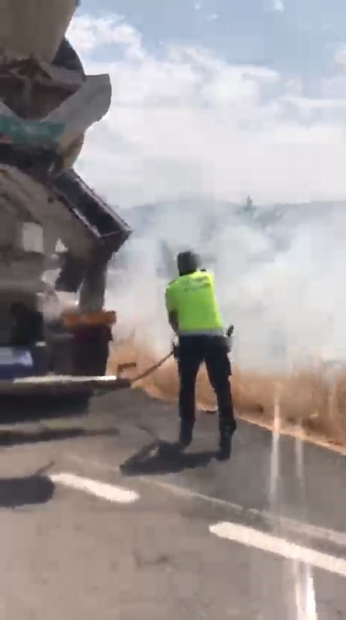 Elazığ'da Polis Mikserle Yangını Söndürdü