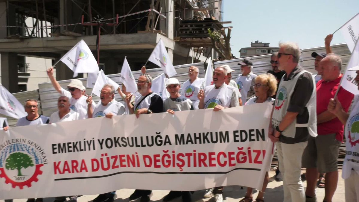 Emeklilerden İnşaat Önünde İktidara Tepki: 'Yeterince Sabrettik'