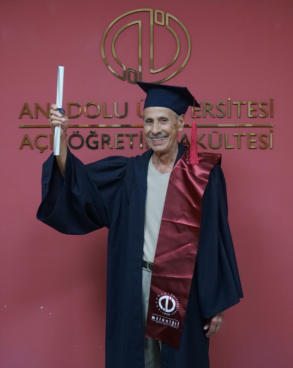 76 Yaşındaki Yusuf Yücel, 10. Üniversite Programından da Mezun Oldu