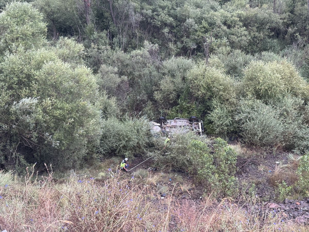 Oltu'da şarampole devrilen otomobilin sürücüsü öldü