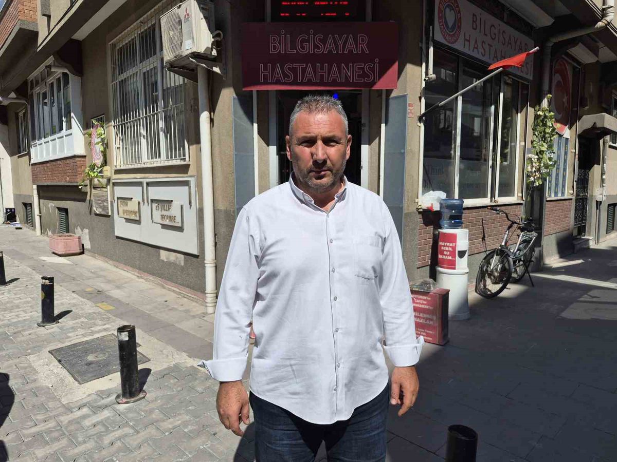 Eskişehirli Bilgisayar Tamircisi İsmail Demirkapı, 30 Yıllık Dükkanını Emeklilik Nedeniyle Kapatıyor