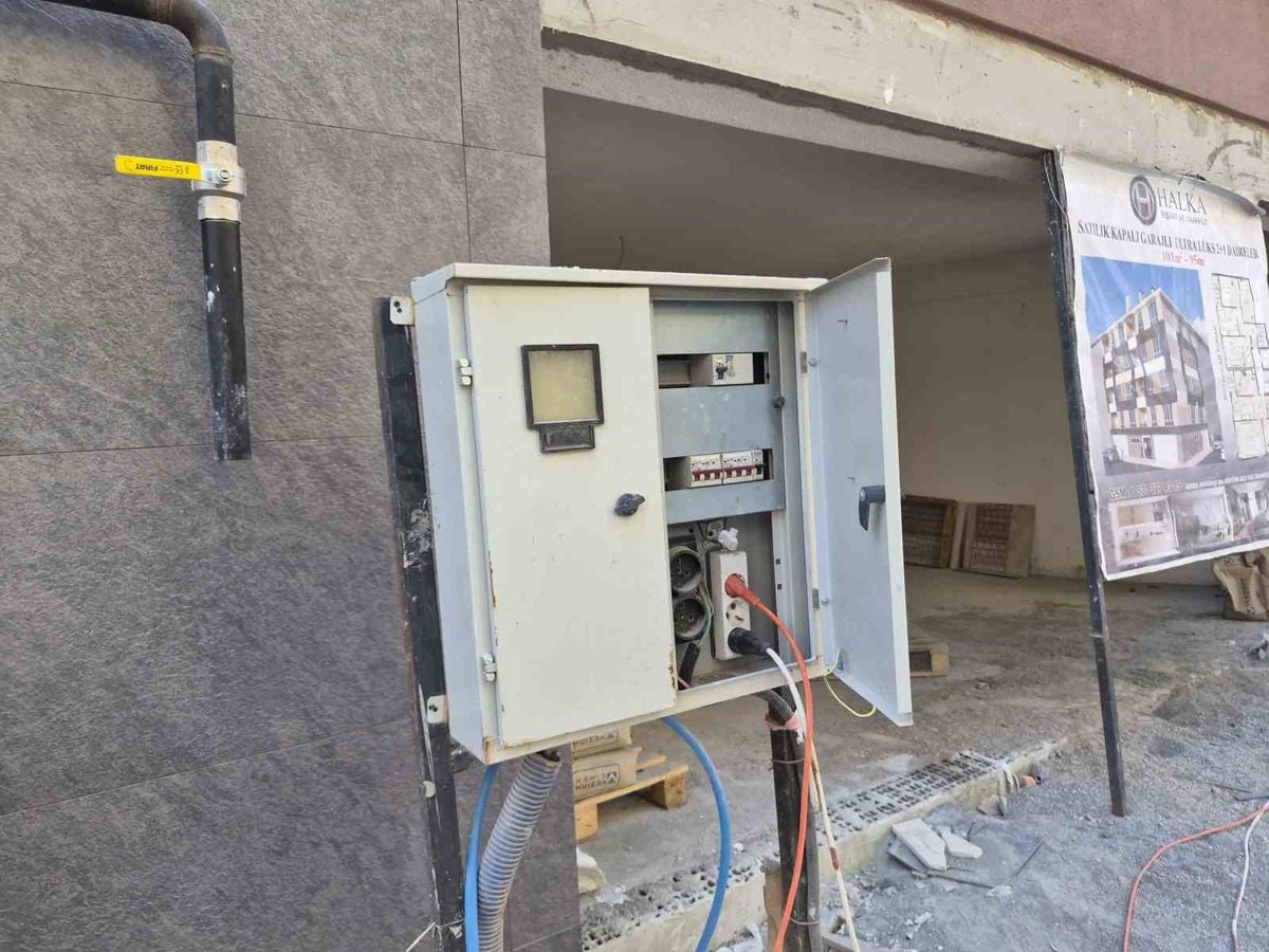 Eskişehir'de Açık Elektrik Panosu Tehlike Saçıyor