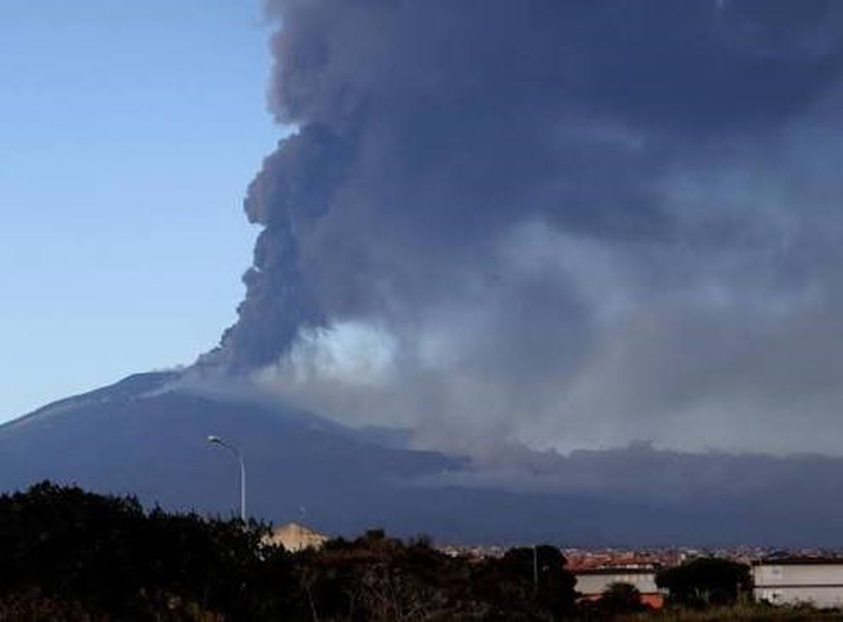 Etna Yanardağı Kül Püskürttü, Katanya Havalimanı'nda Uçuşlar Askıya Alındı