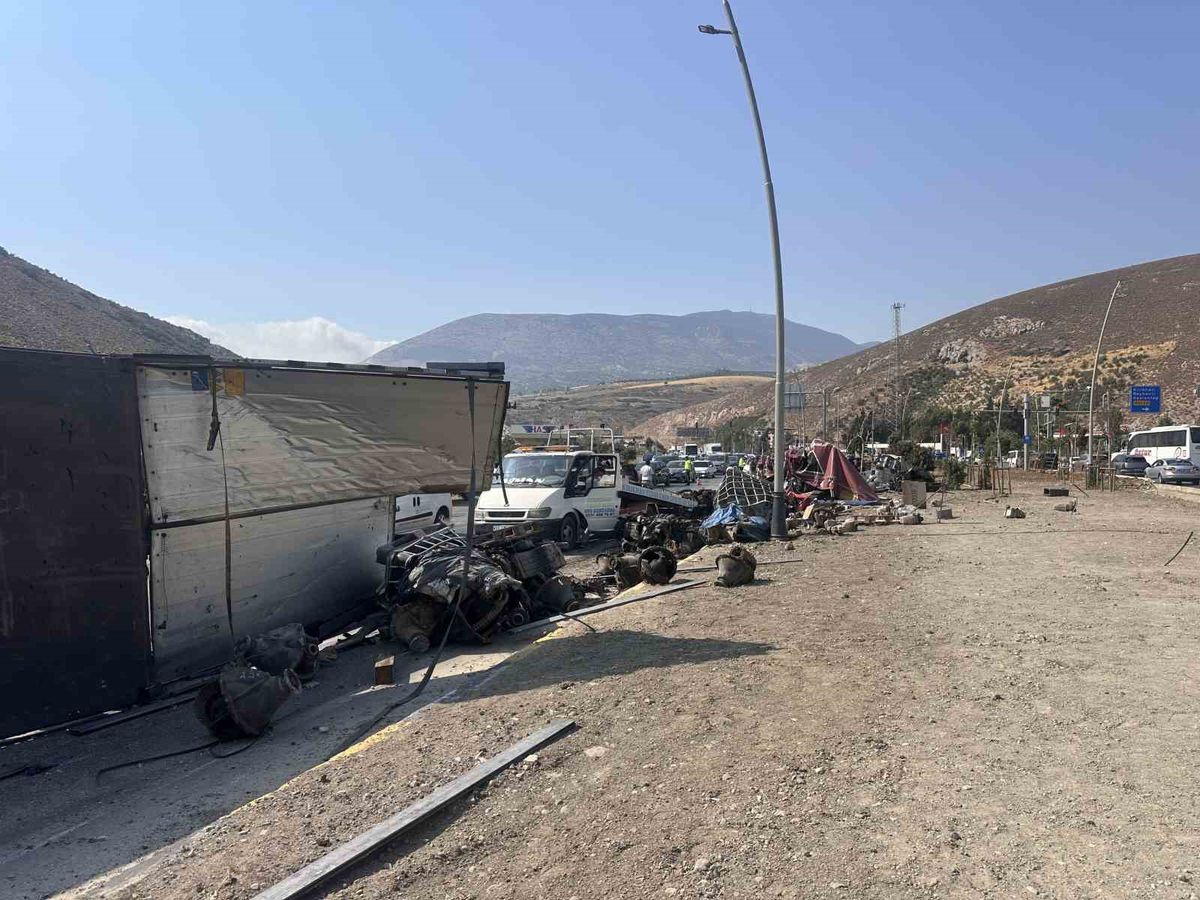 Hatay'da Freni Patlayan Tır Devrildi: Yola Malzeme Saçıldı