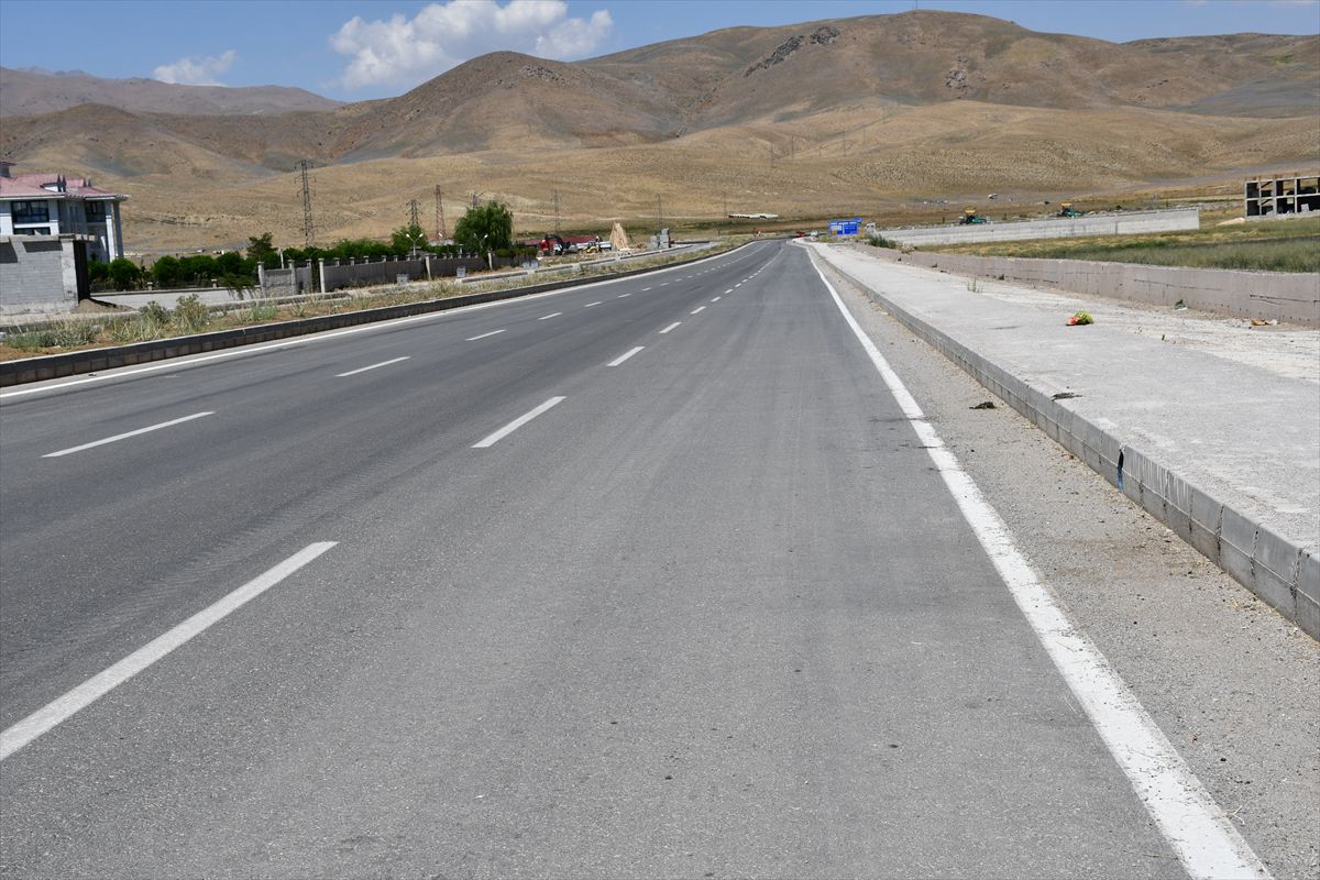 Hakkari'de 4 bin 566 metre uzunluğundaki T-2 Tüneli'nde çalışmalar sürüyor