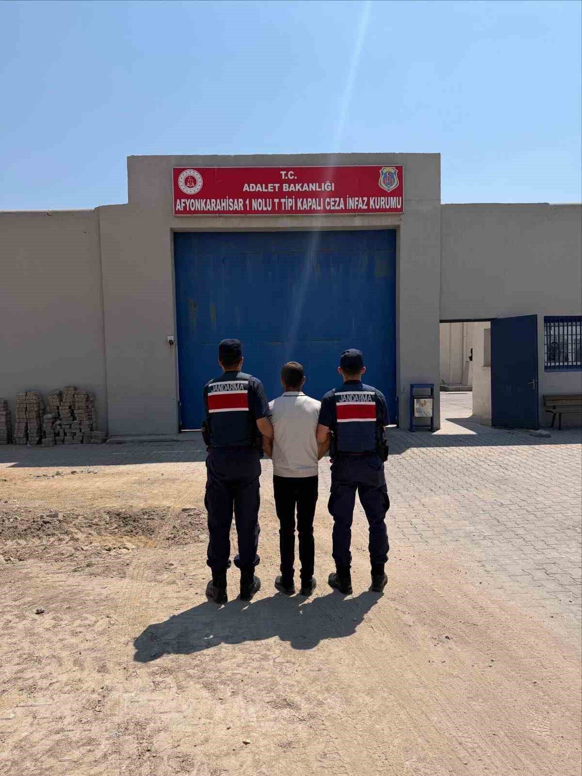 Afyonkarahisar'da 10 Yıl Hapis Cezasıyla Aranan Hırsızlık Şüphelisi Yakalandı