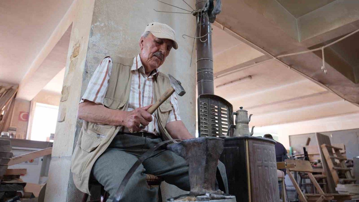 İnegöl'de 145 Yıllık Fıçıcılık Geleneği Dededen Toruna Yaşatılıyor