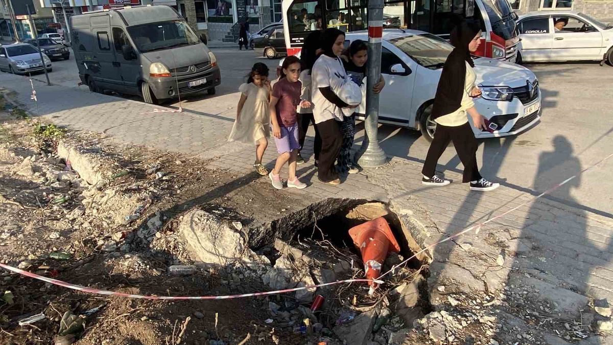 Eskişehir'de Kaldırımda Derin Göçük: Yayalar Tehlike Altında