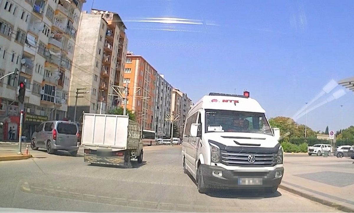 Eskişehir'de Servis Şoförünün Ters Şerit İhlali Kamerada