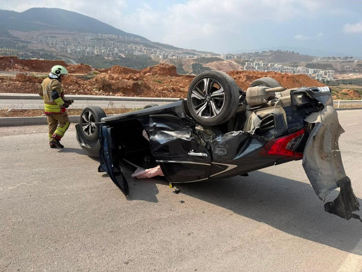 Hatay'da Minibüsle Çarpışan Otomobil Takla Attı: 4 Yaralı