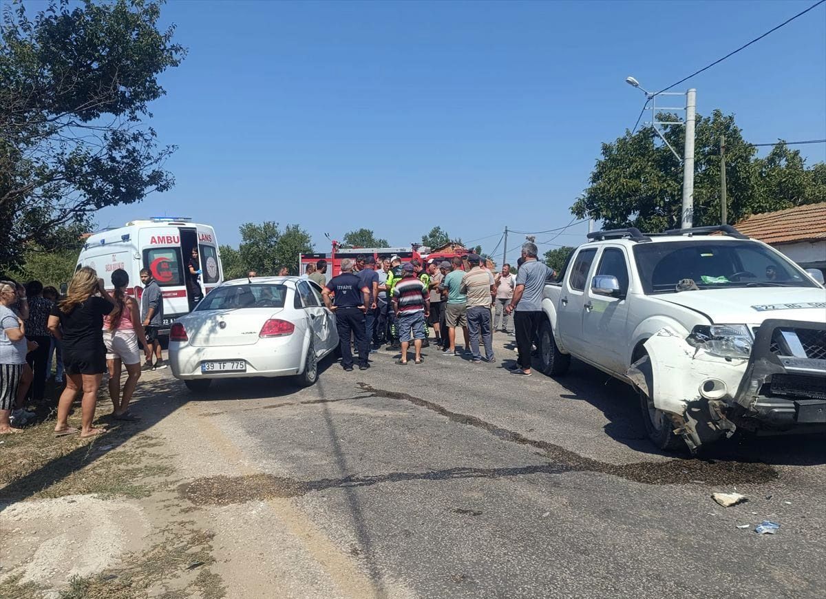 Enez'de Kamyonet ile Otomobil Çarpıştı: 3 Yaralı