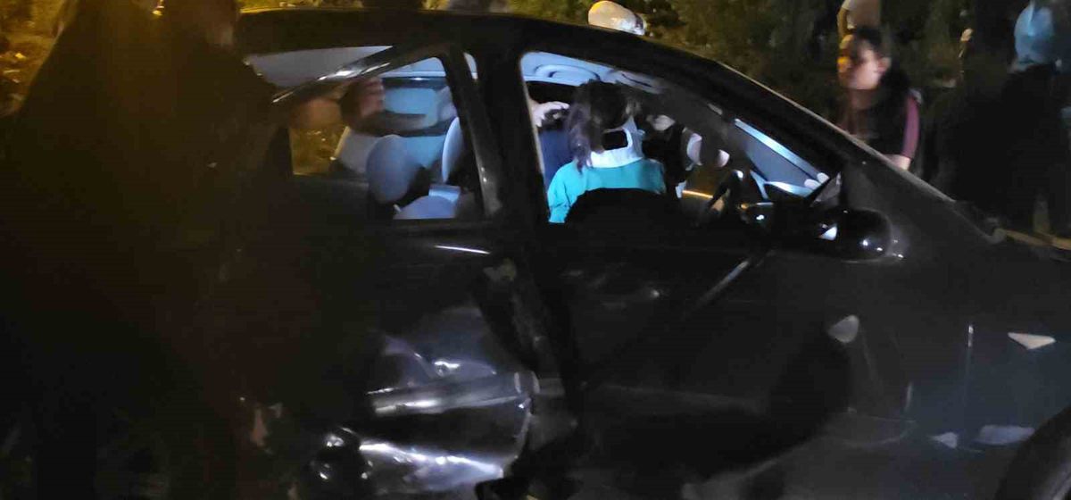 Cide'de İki Otomobil Çarpıştı: 4 Yaralı