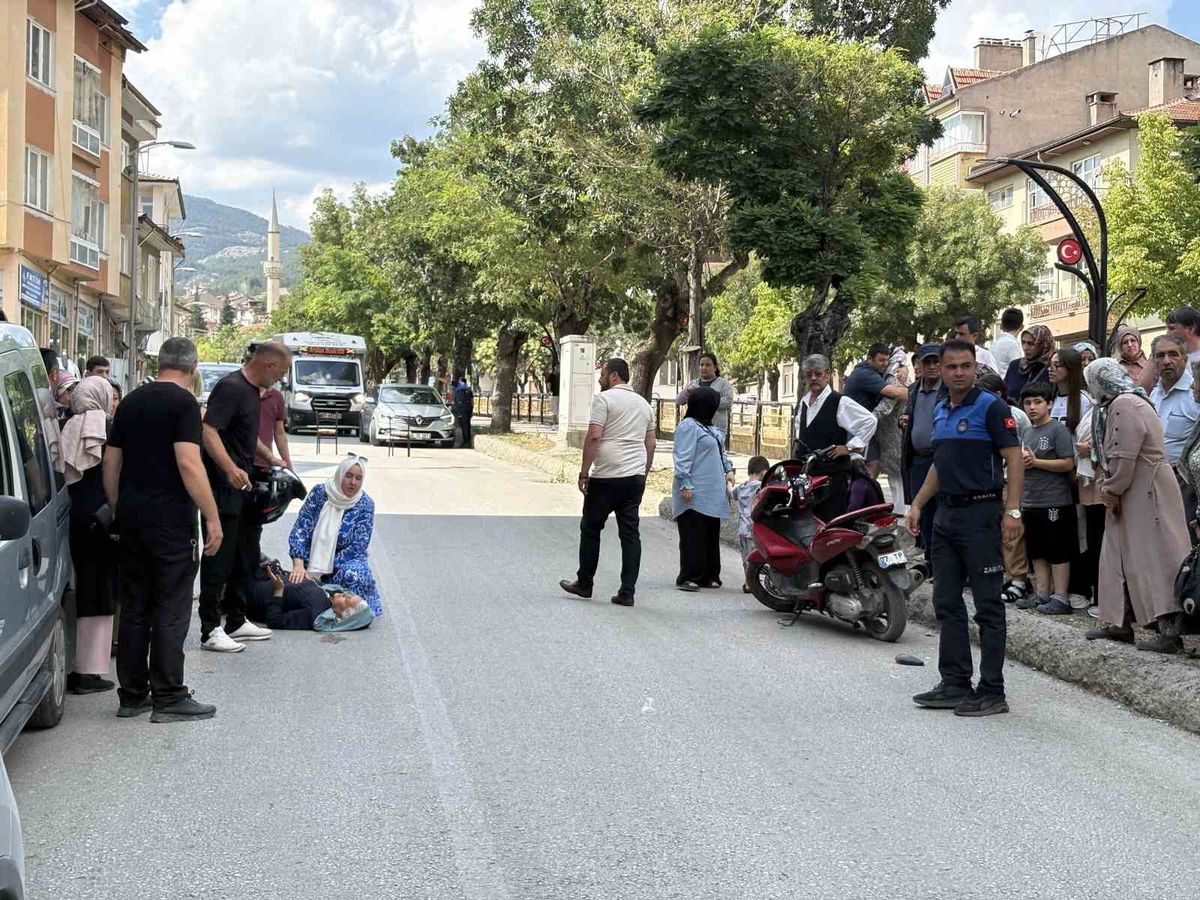 Tosya'da Motosiklet Yayaya Çarptı: 2 Yaralı