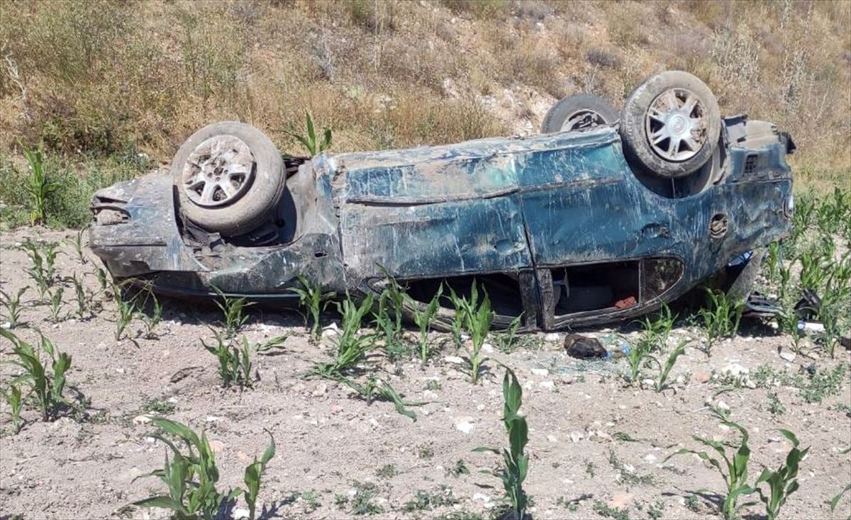 Bünyan'da otomobil devrildi: 2 ölü