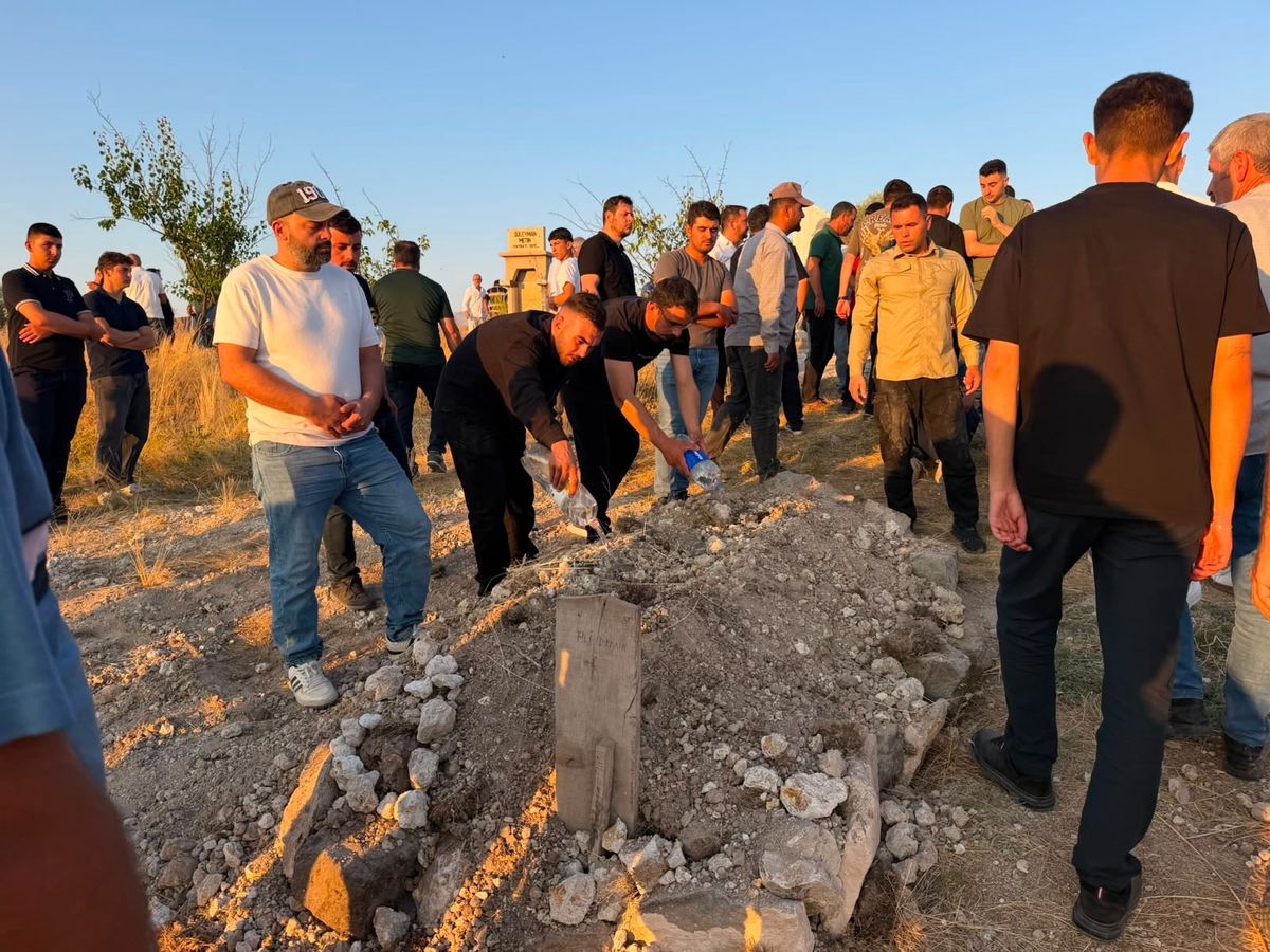 Kayseri'deki Kazada Yaşamını Yitiren Baba ve Oğul Yan Yana Toprağa Verildi