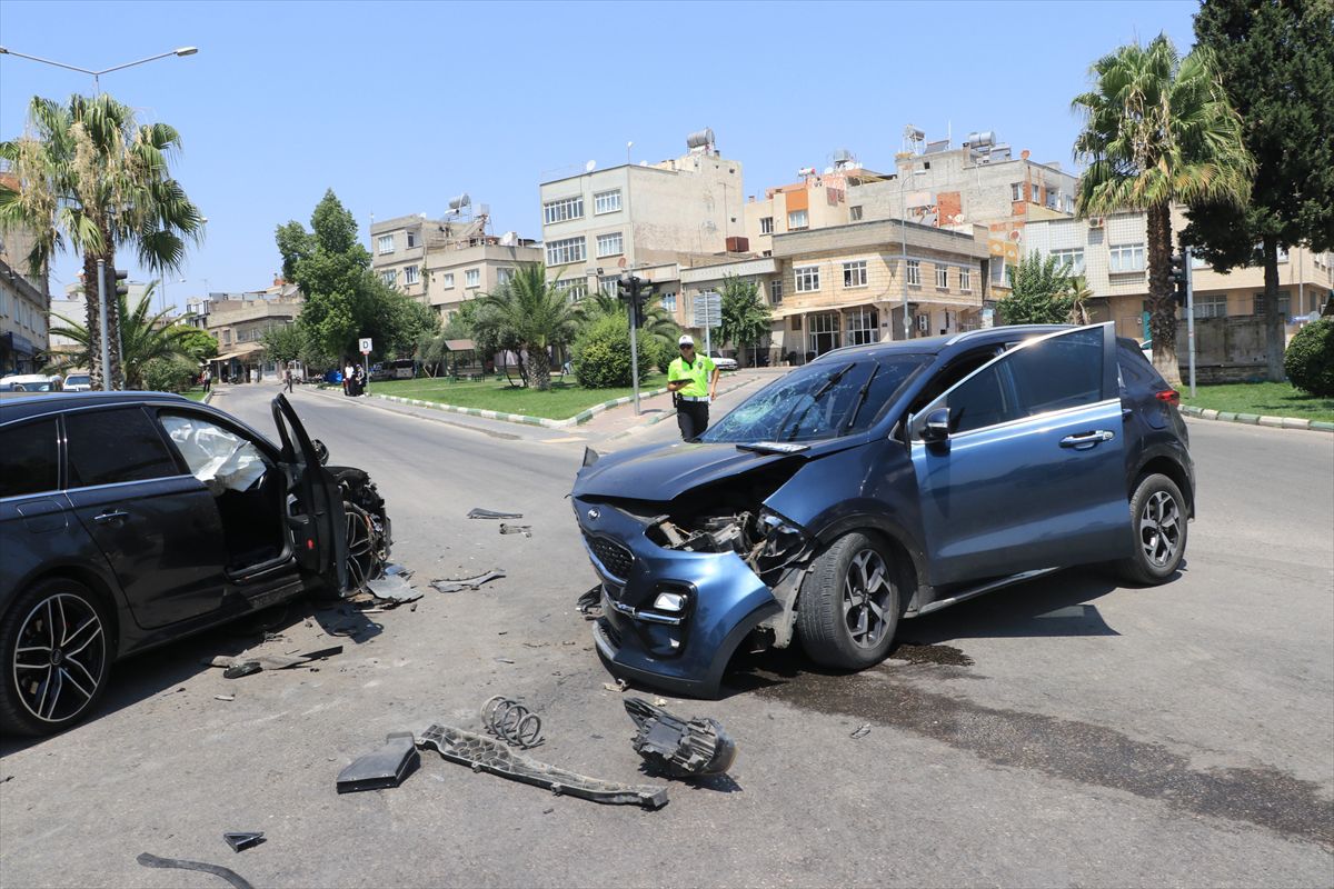 Kilis'te İki Otomobil Çarpıştı: 4 Yaralı