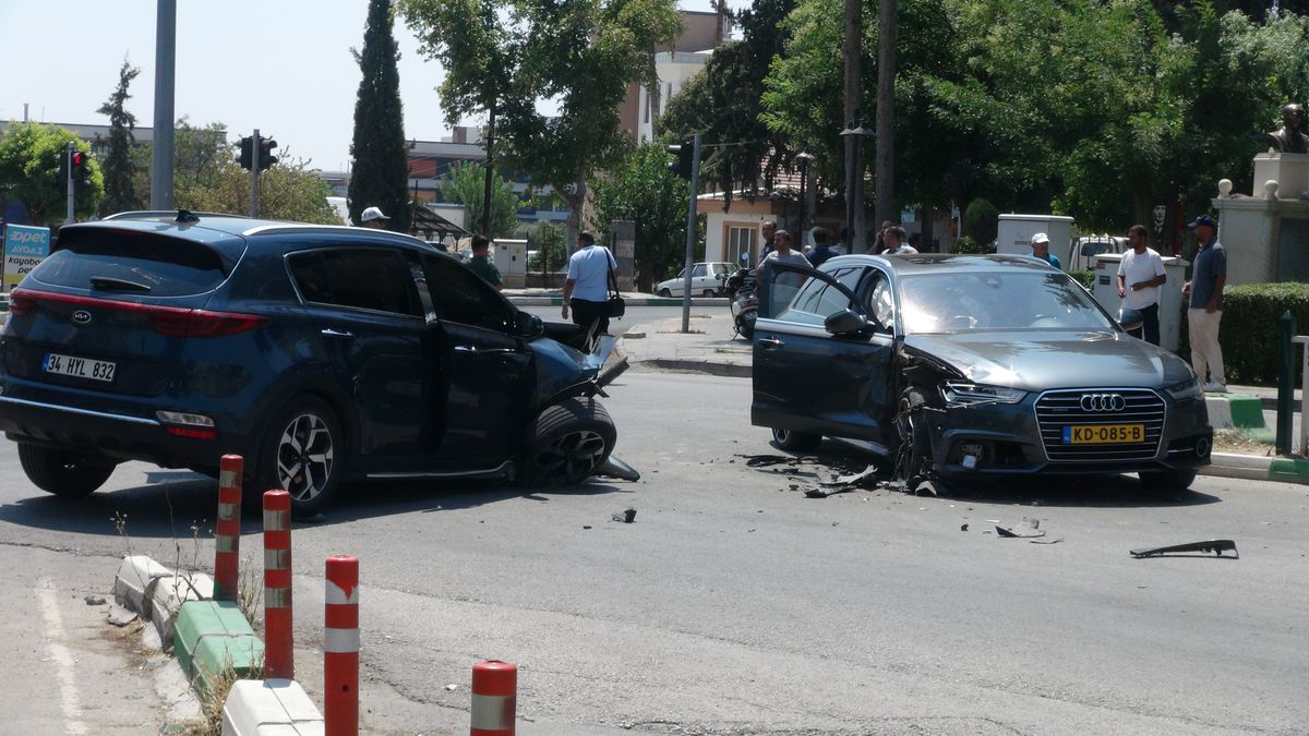 Kilis'te İki Otomobil Çarpıştı: 4 Yaralı