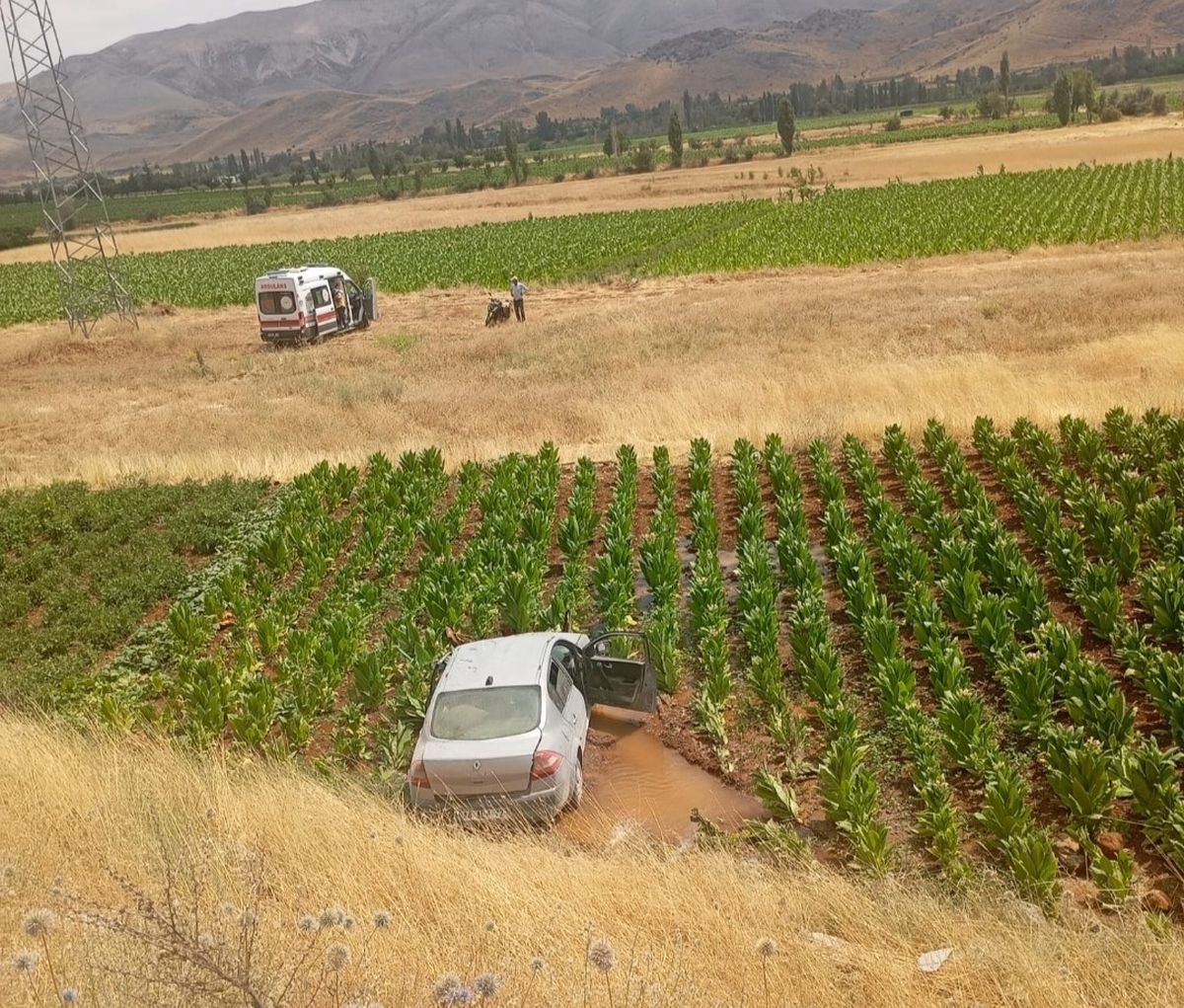 Malatya'da Otomobil 20 Metrelik Çukura Düştü: 3 Yaralı