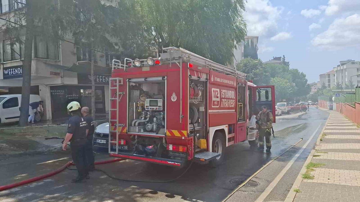 Maltepe'de Elektrikli Araç Alev Aldı