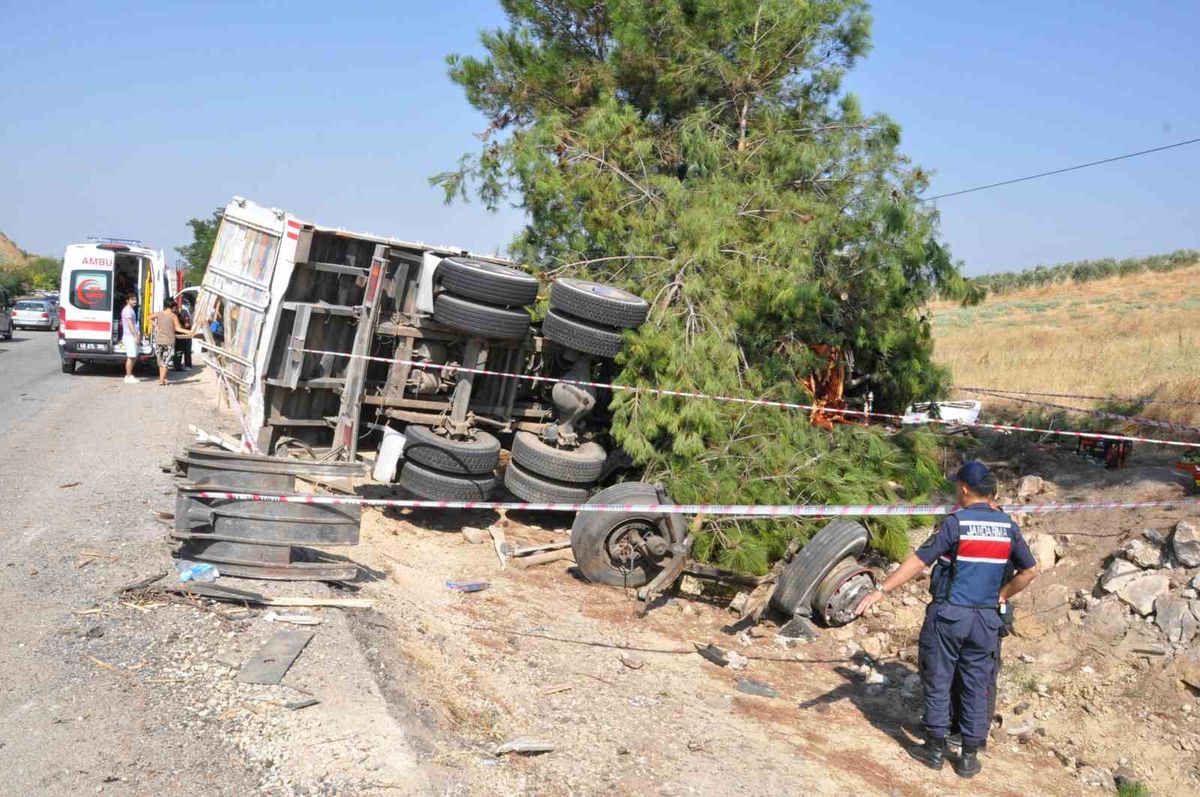 Salihli'de Otobüs Kamyona Çarptı: 1 Ölü, 7 Yaralı