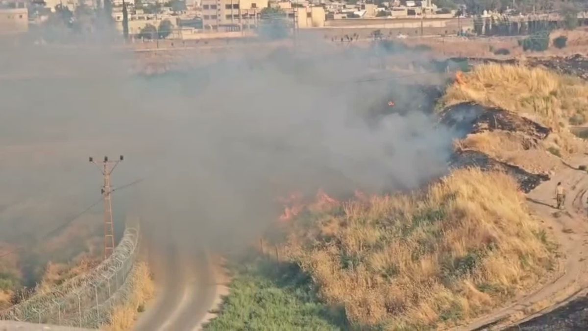 Nusaybin’deki Sınır Hattında Anız Yangını Kontrol Altına Alındı, Kamışlı’daki Yangın Görüntülendi