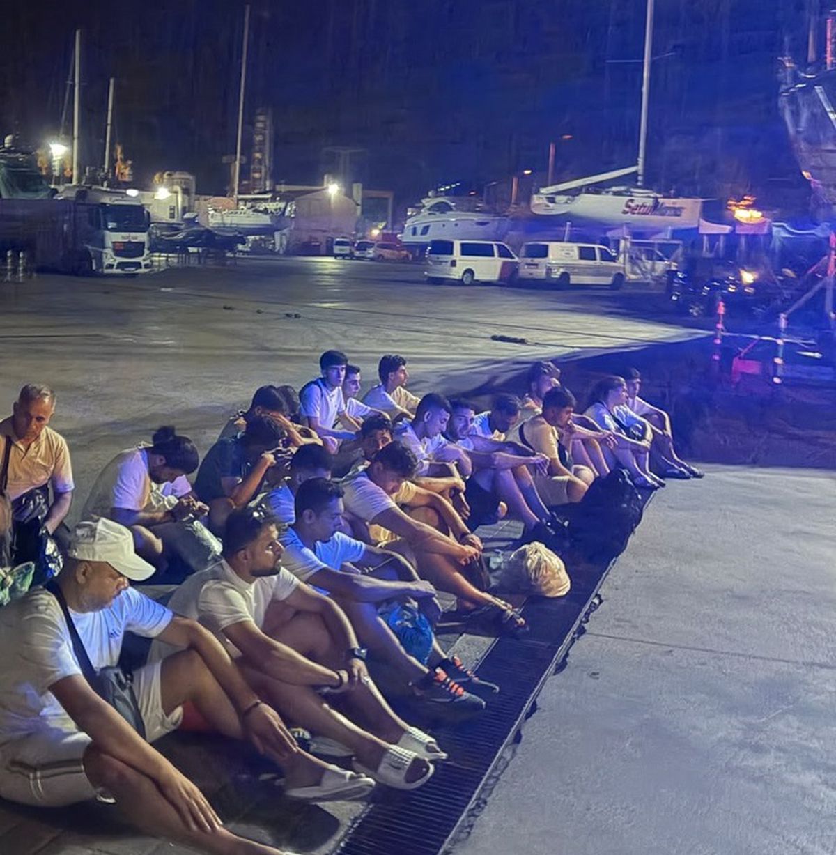 Muğla ve İzmir'de Göçmen Operasyonları: 25 Düzensiz Göçmen Yakalandı, Aile Kurtarıldı