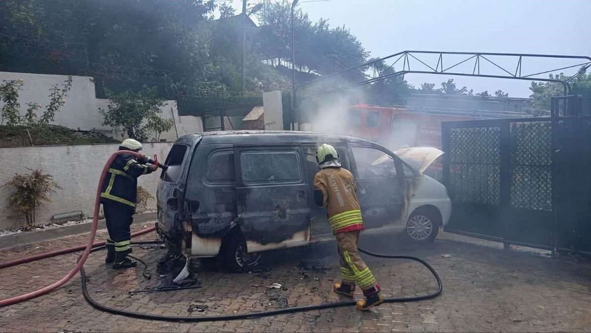 Hatay'da Park Halindeki Minibüs Alevlere Teslim Oldu