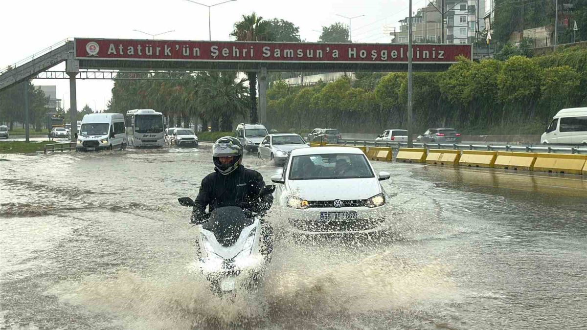 Samsun'da sağanak hayatı felç etti