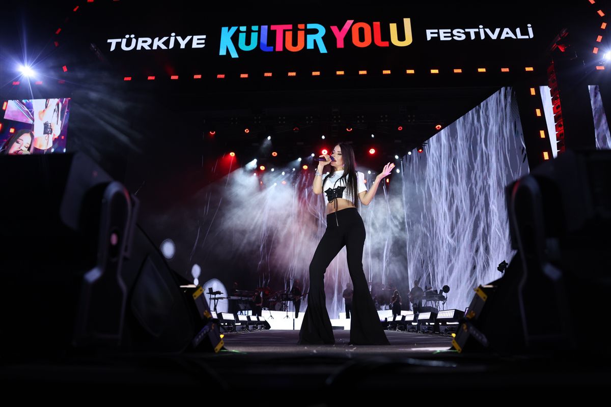 Simge Sağın, Malatya Kültür Yolu Festivali'nde Hayranlarıyla Buluştu