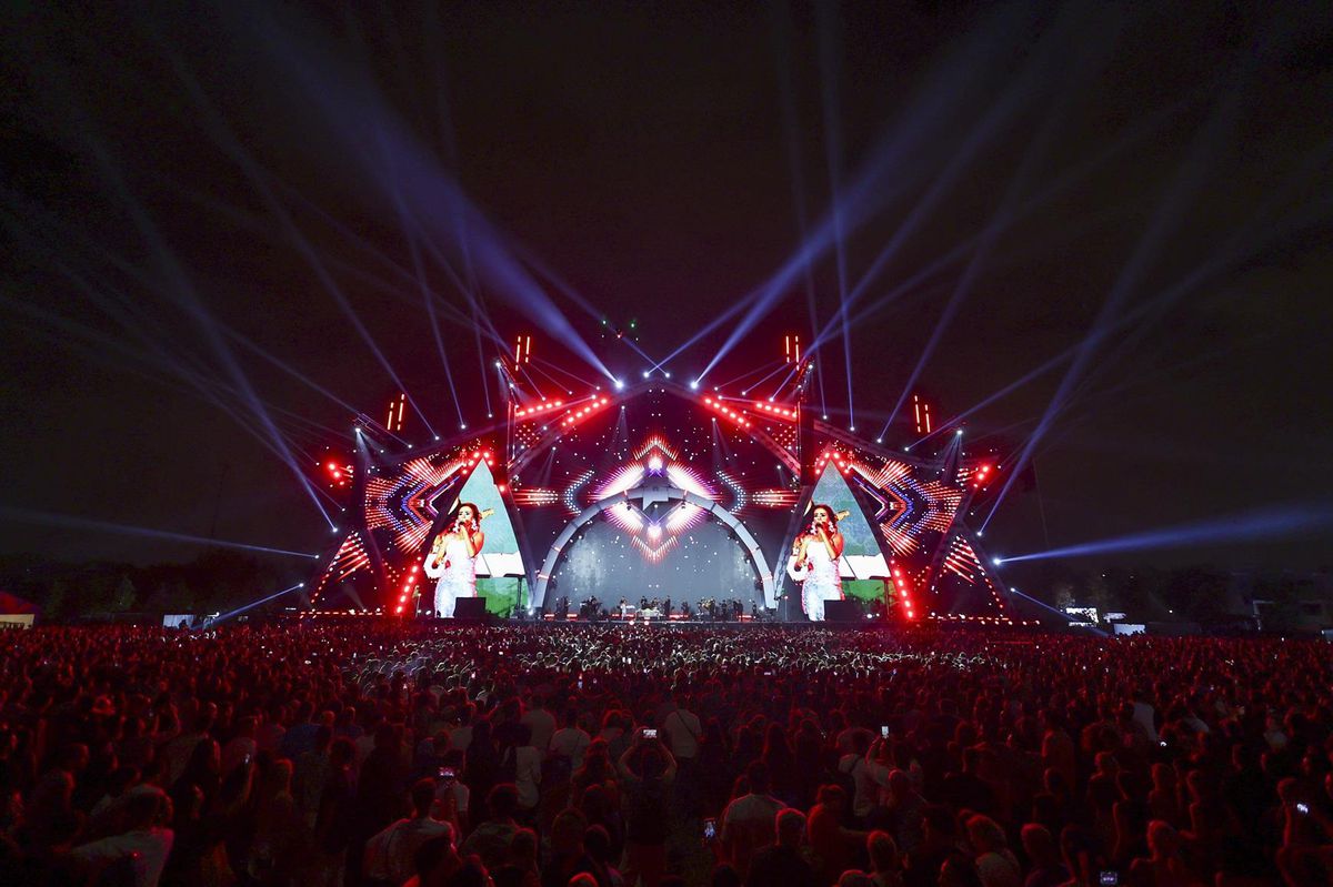 Semicenk ve Yıldız Tilbe, İstanbul Festivali’ni Mest Etti