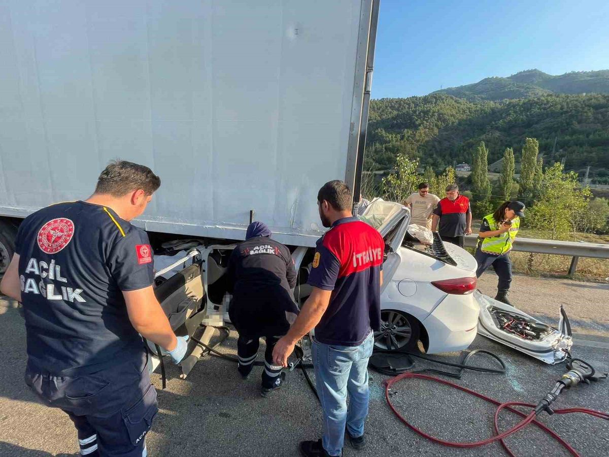 Reşadiye'de feci kaza: Otomobil tıra arkadan çarptı, sürücü hayatını kaybetti