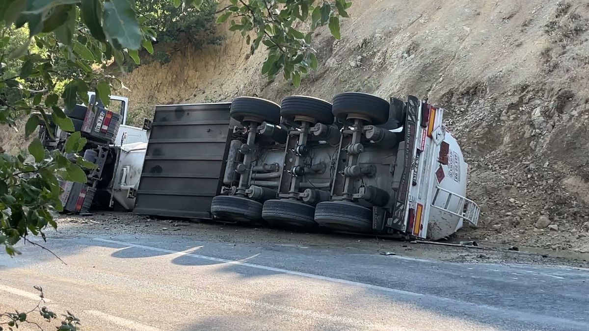 Tunceli'de Akaryakıt Tankeri Devrildi
