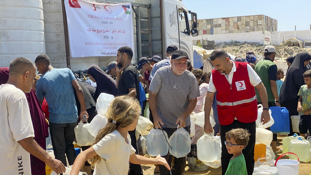 Türk Kızılay, Gazze'de günde 100 ton içme suyu ve hijyen kiti dağıtıyor