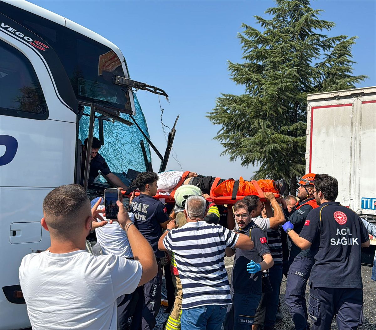 Uşak'ta Otobüs Kamyona Çarptı: 8 Yaralı